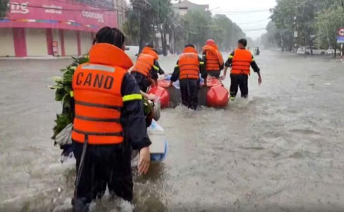 Cảnh sát PCCC&CNCH Công an Nghệ An hỗ trợ nhân dân di dời trong đợt mưa lũ vừa qua.
