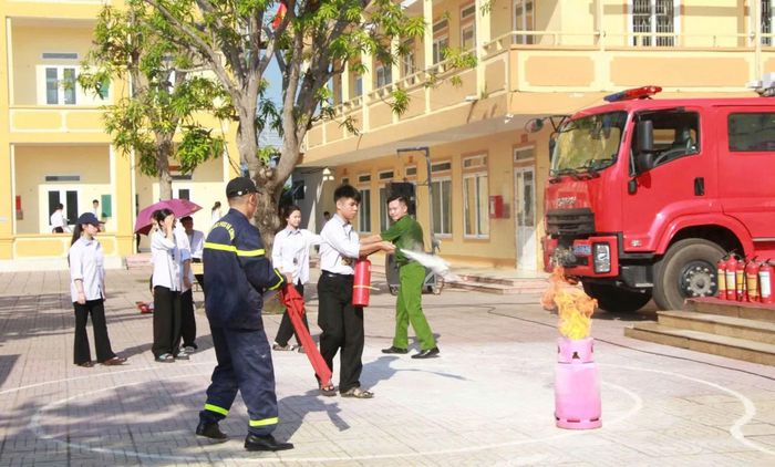 Lực lượng Cảnh sát PCCC&CNCH thường xuyên tổ chức tuyên truyền, hướng dẫn nhân dân trong công tác phòng ngừa, xử lý khi gặp sự cố cháy nổ.