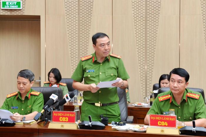 Đại tá Nguyễn Trường Giang trả lời tại họp báo.