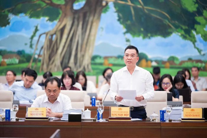  Thứ trưởng Bộ Nông nghiệp và Môi trường Đặng Ngọc Điệp trình bày báo cáo tóm tắt về dự thảo luật 