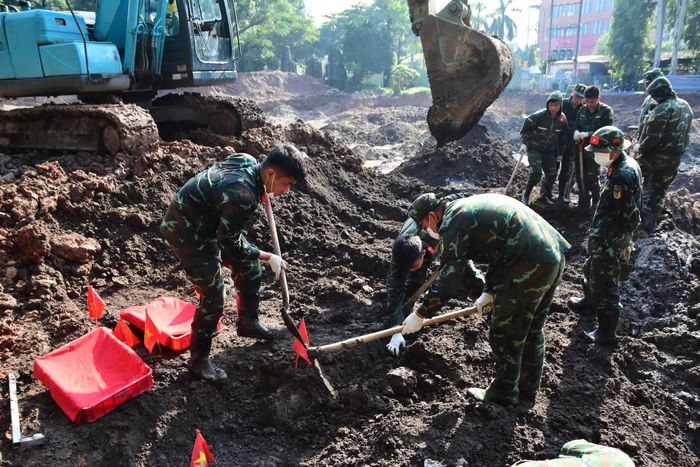 Trong ngày hôm nay, lực lượng làm nhiệm vụ đã xử lý hơn 500m³ đất ở Khu B.