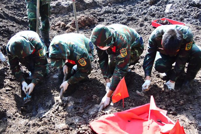 Cán bộ chiến sĩ cẩn trọng đào bới, tìm từng mẩu hài cốt liệt sĩ.