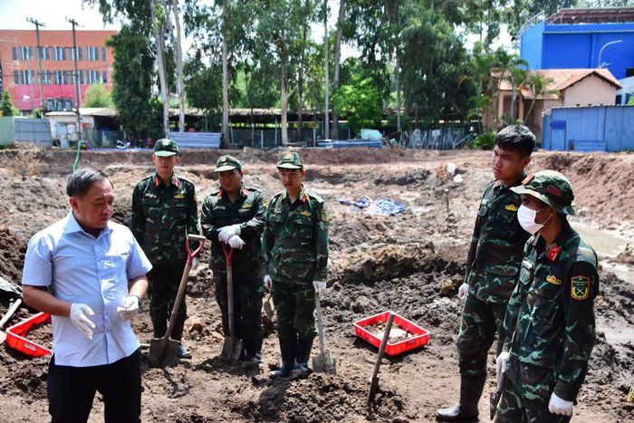 Thiếu tướng Nguyễn Thành Trung, Chính ủy Bộ Tư lệnh TP Hồ Chí Minh trực tiếp có mặt tại hiện trường tìm kiếm, quy tập hài cốt liệt sĩ.