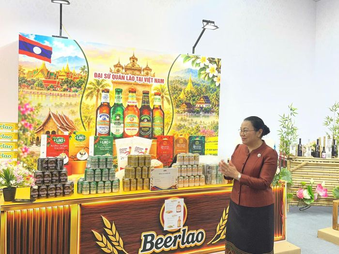 Đại sứ đặc mệnh toàn quyền nước CHDCND Lào Khamphao Ernthavanh tại gian hàng của Lào.