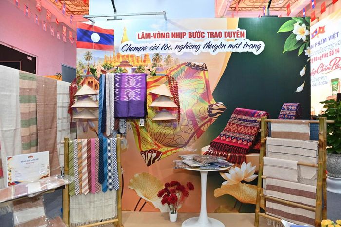 Các sản phẩm được trưng bày, giới thiệu và bán trực tiếp.