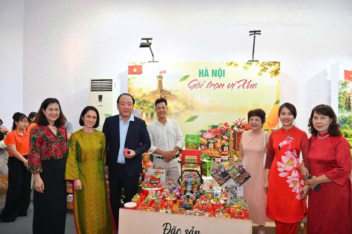 Với nhiều sản phẩm đặc trưng của các vùng miền, hàng Việt - Lào được giới thiệu, trưng bày và bán trực tiếp tại Tuần lễ sản phẩm Việt-Lào.