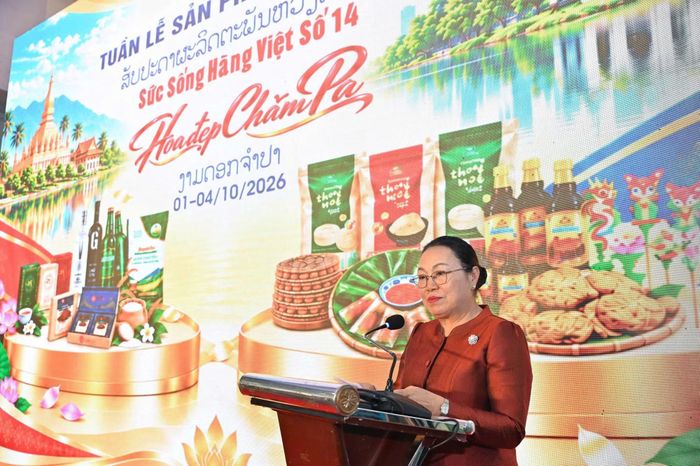 Đại sứ đặc mệnh toàn quyền nước CHDCND Lào Khamphao Ernthavanh.