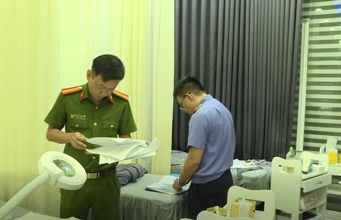 Lực lượng chức năng tiến hành kiểm tra, khám xét tại các cơ sở bị phát hiện.