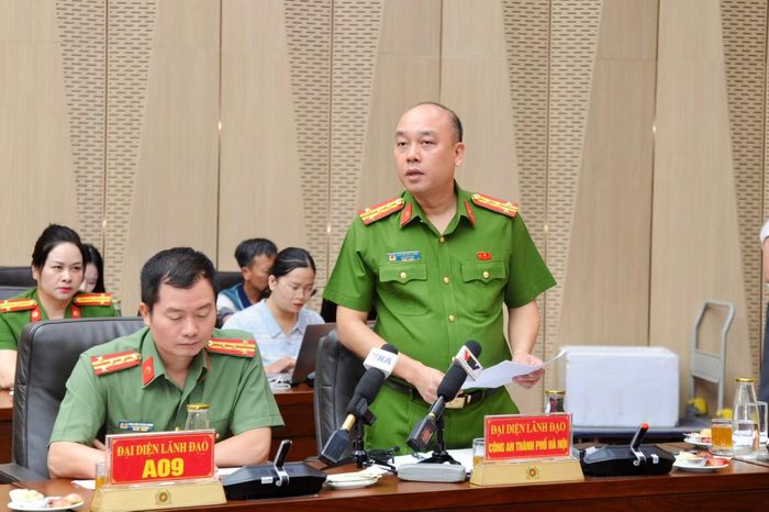 Đại tá Nguyễn Đức Long trả lời tại họp báo.