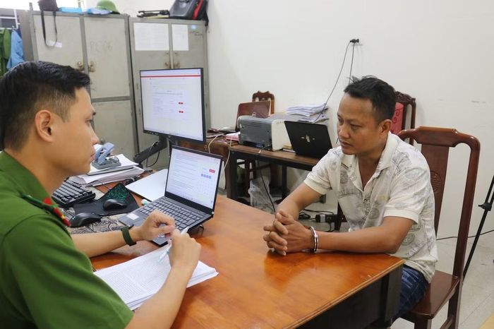 Cán bộ điều tra lấy lời khai đối tượng Mai Văn Dũng.