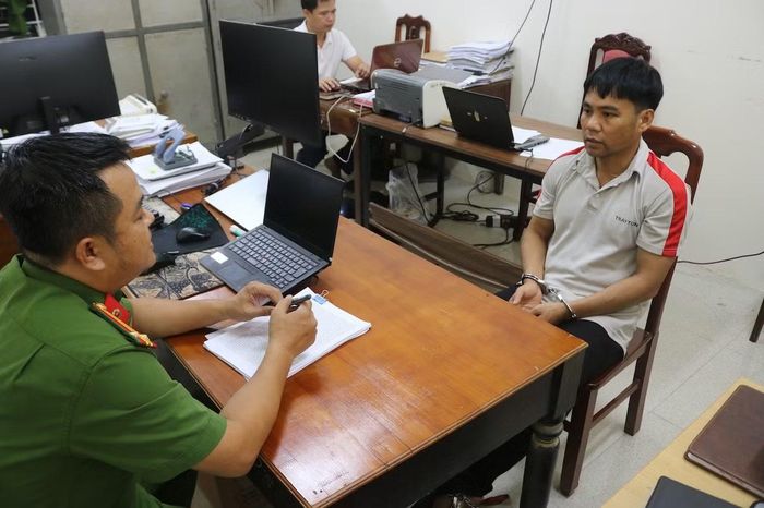 Cán bộ điều tra lấy lời khai đối tượng Lê Văn Dũng.