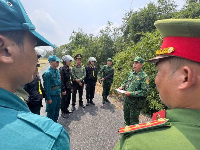 Lực lượng Công an tỉnh Tây Ninh phối hợp cùng Bộ đội Biên phòng, Quân sự tuần tra trên tuyến biên giới.