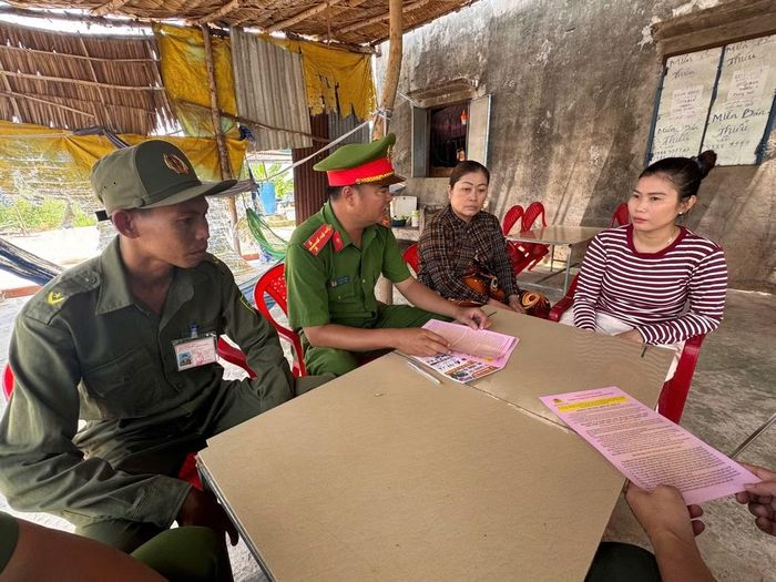 Công an Tây Ninh tuyên truyền phòng ngừa xuất nhập cảnh trái phép cho người dân sống ở khu vực biên giới.