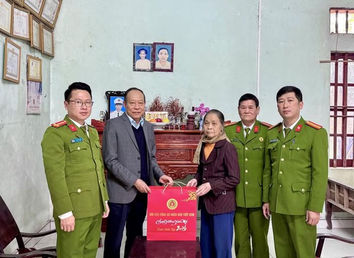 Thượng tướng Lê Quý Vương, Chủ tịch Hội Cựu CAND Việt Nam và đoàn công tác đến thăm, tặng quà gia đình cố cán bộ CAND Lê Hoài Chi tại Đoan Hùng, Phú Thọ.