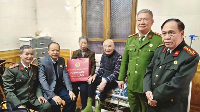 Thượng tướng Lê Quý Vương, Chủ tịch Hội Cựu CAND Việt Nam và đoàn công tác tới thăm, chúc Tết gia đình Thượng tá Nguyễn Trọng Quý - cán bộ tiền khởi nghĩa tại Hà Nội.