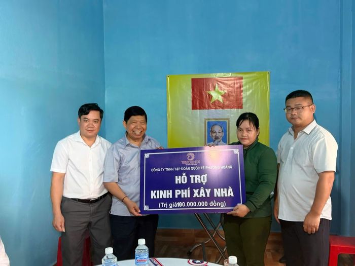  Thượng tá Nguyễn Văn Hùng, Ủy viên Ban Thường vụ Hội cựu CAND Việt Nam, Trưởng Ban Kinh tế - Tài chính trao tặng kinh phí xây nhà tình nghĩa cho gia đình chị Nguyễn Thị Bích Tuyền ở xã Gò Công Đông, tỉnh Đồng Tháp. 