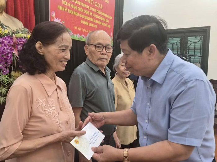 Thay mặt lãnh đạo Hội, Thượng tá Nguyễn Văn Hùng, Ủy viên Ban Thường vụ Hội cựu CAND Việt Nam, Trưởng Ban Kinh tế - Tài chính trao quà tri ân các cán bộ Ban liên lạc Công an chi viện chiến trường miền Nam nhân kỷ niệm 51 năm Giải phóng miền Nam, thống nhất đất nước.