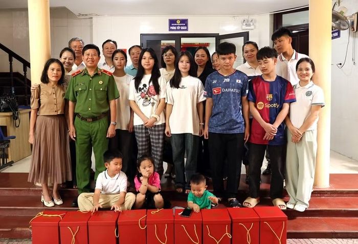 Thiếu tướng Vũ Hùng Vương, Phó Chủ tịch thường trực Hội Cựu CAND Việt Nam tặng quà tri ân thân nhân các gia đình liệt sỹ CAND thuộc Cục Cảnh sát điều tra tội phạm về ma túy.