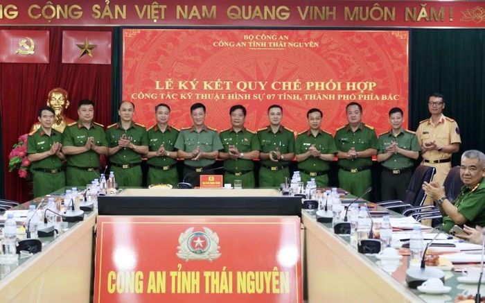 Lãnh đạo Công an tỉnh Thái Nguyên chúc mừng Công an 7 tỉnh, thành phố hoàn thành chương trình ký kết.