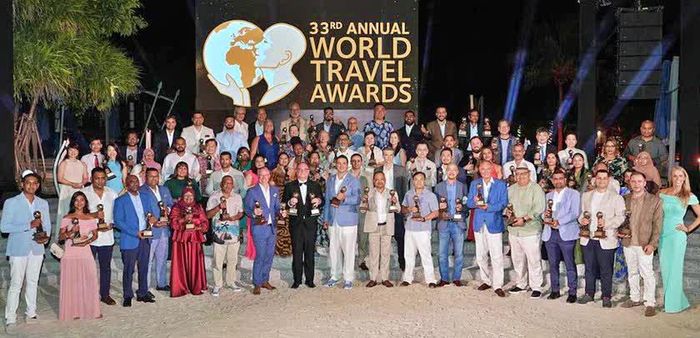 Các đại diện du lịch xuất sắc nhất năm 2026 khu vực châu Á, châu Đại Dương và Ấn Độ Dương, nhận "Giải Oscar ngành du lịch" tại Maldives tối 27/9/2026. Ảnh: Worldtravelawards