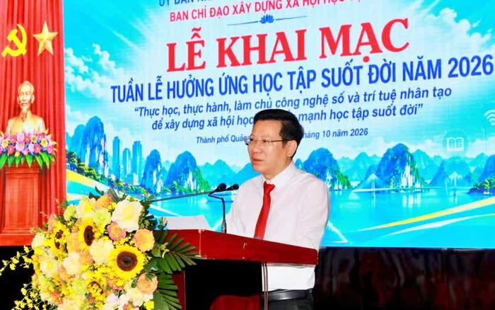 Giám đốc Sở Giáo dục và Đào tạo, Phó Trưởng Ban Thường trực Ban Chỉ đạo Xây dựng xã hội học tập thành phố Quảng Ninh Nguyễn Việt Dũng phát biểu khai mạc Tuần lễ hưởng ứng học tập suốt đời năm 2026. Ảnh: Báo Quảng Ninh