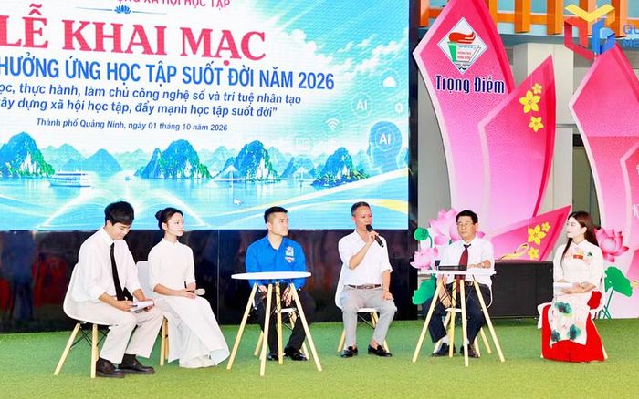 Đại biểu đã tham gia tọa đàm với chủ đề: “Vai trò của tự học và công nghệ” với sự góp mặt, chia sẻ kinh nghiệm thực tế từ các điển hình học sinh, đoàn viên thanh niên, người dân và dòng họ học tập tiêu biểu trên địa bàn. Ảnh: Báo Quảng Ninh