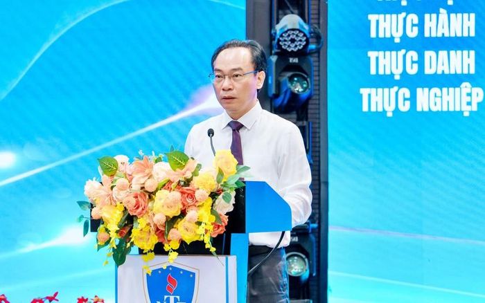 Bộ trưởng Bộ Giáo dục và Đào tạo Hoàng Minh Sơn phát biểu tại Hội nghị.