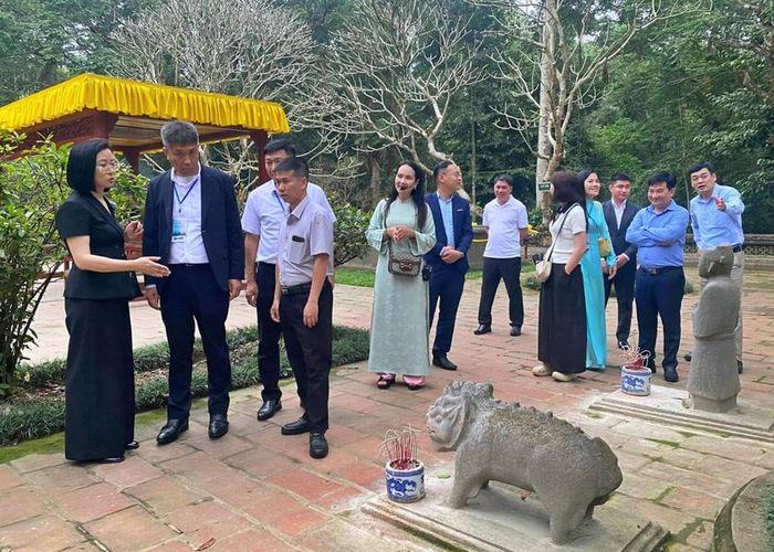 Du khách tham quan Di tích quốc gia đặc biệt Lam Kinh - Thanh Hoá.
