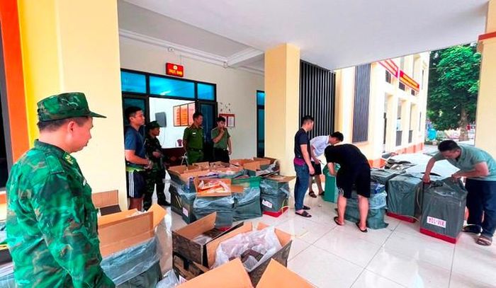 Lực lượng chức năng bắt giữ Trần Quang Khải,  kiểm đếm, phân loại tang vật. Ảnh: Trung Dũng