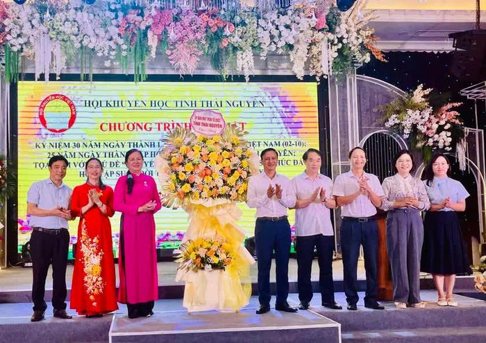 Ông Vũ Duy Hoàng, Ủy viên Ban Thường vụ Tỉnh ủy, Phó Chủ tịch Thường trực Ủy ban MTTQ Việt Nam tỉnh Thái Nguyên và đại diện các tổ chức đoàn thể, hội tặng hoa chúc mừng Hội Khuyến học tỉnh Thái Nguyên.