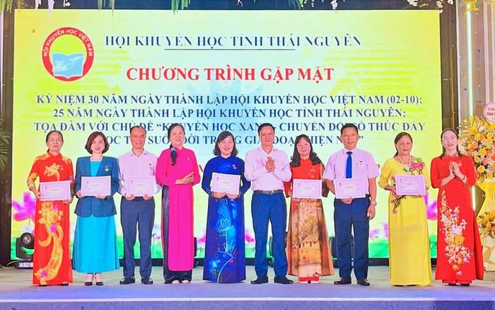Ông Vũ Duy Hoàng, Ủy viên Ban Thường vụ Tỉnh ủy, Phó Chủ tịch Thường trực Ủy ban MTTQ Việt Nam tỉnh và bà Đỗ Thị Thìn Chủ tịch Hội Khuyến học tỉnh Thái Nguyên trao Kỷ niệm chương "Vì sự nghiệp khuyến học" của Trung ương Hội Khuyến học Việt Nam cho các cá nhân tiêu biểu.