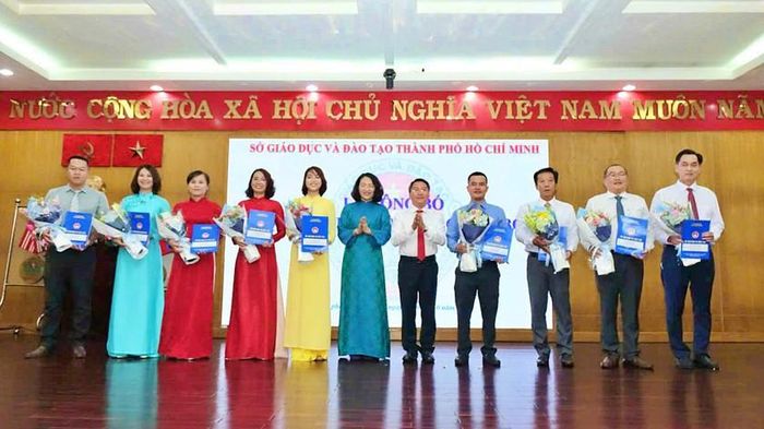 Sở Giáo dục và Đào tạo Thành phố Hồ Chí Minh tiếp nhận, điều động, bổ nhiệm hàng loạt cán bộ quản lý.
