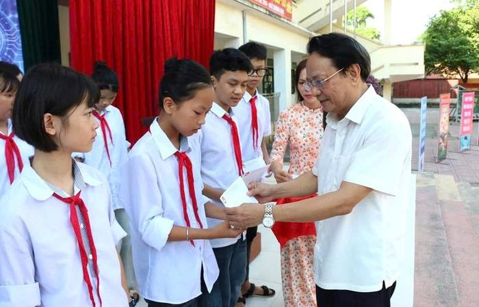 Hội Khuyến học tỉnh Hưng Yên trao 20 suất quà cho học sinh vượt khó học giỏi xã Vũ Thư.