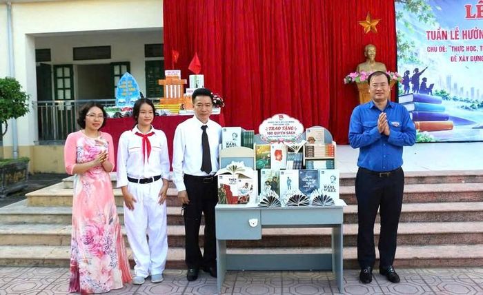 Tỉnh đoàn Hưng Yên tặng 100 cuốn sách mới cho thư viện Trường Trung học Cơ sở Vũ Thư.