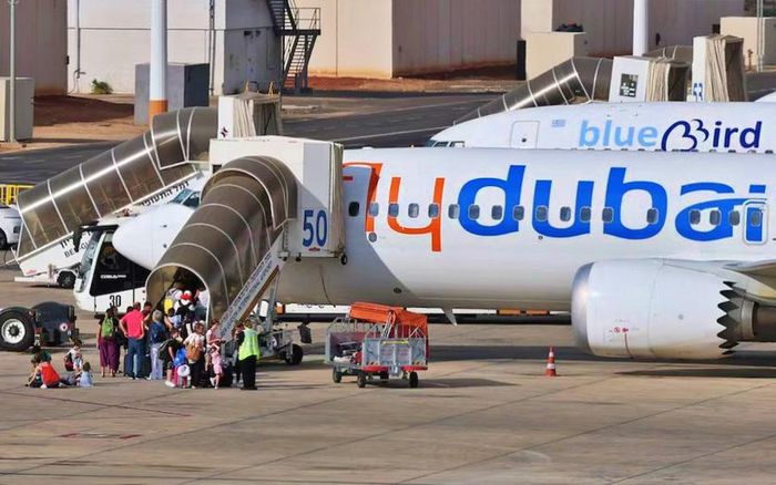 Cùng ngày 30/9, hành khách lên chuyến bay thay thế cũng của hãng Flydubai, tại sân bay quốc tế Ben Gurion, Israel. Ảnh: Reuters