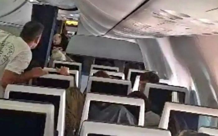 Hình ảnh từ một video của hành khách trên chuyến bay FZ1073 của Flydubai sáng 30/9 cho thấy những hành khách dũng cảm xông vào buồng lái, hỗ trợ cơ trưởng Smit Machchhar khống chế kẻ tấn công. 