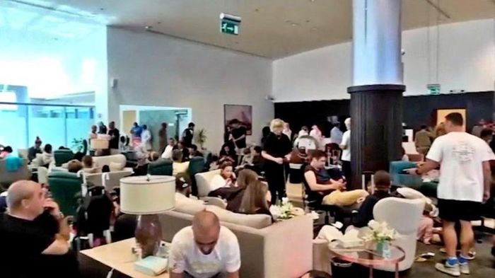 Sau khi máy bay hạ cánh khẩn cấp xuống sân bay Tabuk (Arab Saudi), hành khách chờ chuyến bay thay thế. Ảnh: Reuters