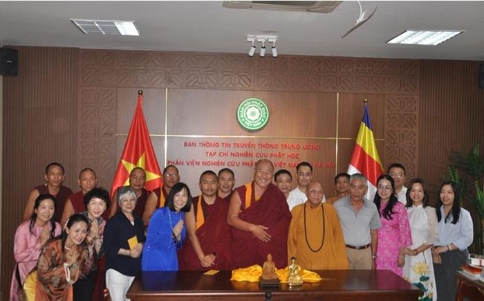 Cùng chụp hình lưu niệm