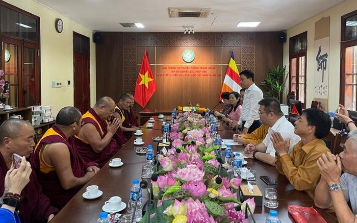 Cư sĩ Giới Minh, Trưởng ban Biên tập Tạp chí NCPH phát biểu tại buổi gặp mặt