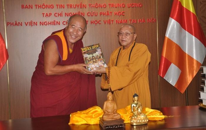 Hòa thượng Thích Gia Quang trao tặng quà lưu niệm tới Ngài Rinpoche Tenzin Yeshe Gyaltsen