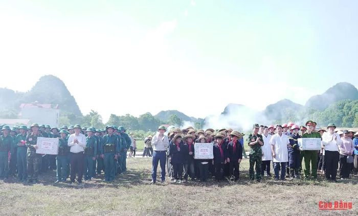 Các đồng chí lãnh đạo tỉnh tặng quà biểu dương các lực lượng hoàn thành diễn tập chiến đấu phòng thủ xã Phục Hòa năm 2026.