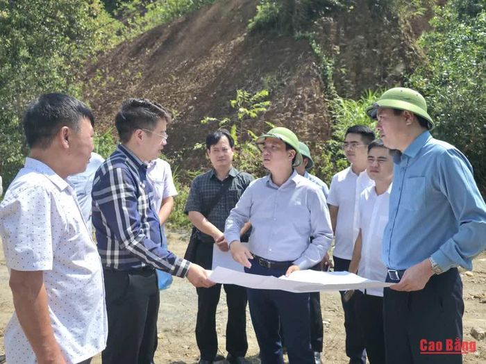 Chủ tịch UBND tỉnh Lê Hải Hòa chỉ đạo tại hiện trường đối với đề xuất dự án điện mặt trời nổi lòng hồ thủy điện Bình Long.