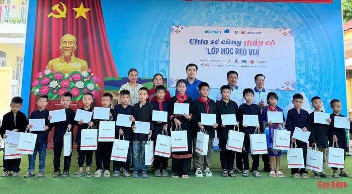 Ban Tổ chức trao học bổng, quà tặng học sinh hoàn cảnh khó khăn, nỗ lực vươn lên trong học tập.
