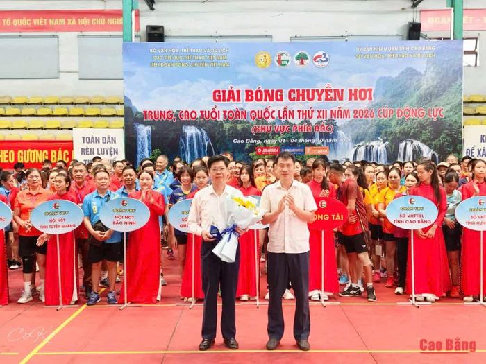 Liên đoàn Bóng chuyền Việt Nam trao Kỷ niệm chương cho đơn vị đăng cai tổ chức giải.
