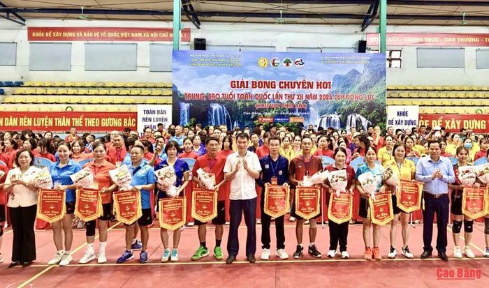 Ban Tổ chức trao cờ lưu niệm và hoa cho các đoàn vận động viên tham dự giải.