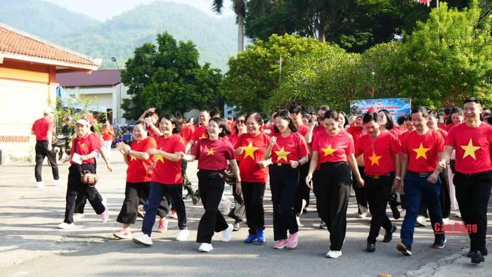 Các đại biểu và nhân dân tham gia chương trình đi bộ đồng hành “7.600 bước chân - Chung tay vì người nghèo”.