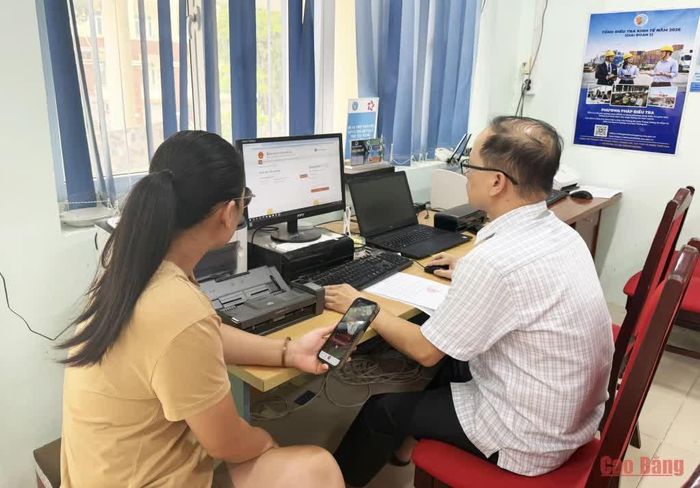 Cán bộ Trung tâm Phục vụ hành chính công xã Hòa An hướng dẫn người dân nộp hồ sơ trực tuyến.