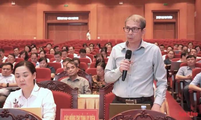 Giám đốc Sở Nông nghiệp và Môi trường Nông Quốc Hùng phát biểu thảo luận tại hội nghị.