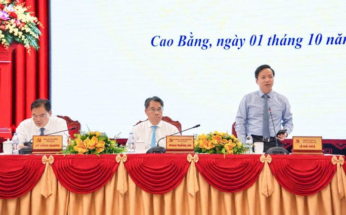 Chủ tịch UBND tỉnh Lê Hải Hòa chủ trì thảo luận.