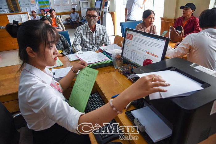 Dữ liệu hộ tịch được số hoá là nguồn tài nguyên dữ liệu giá trị, phục vụ hiệu quả công tác quản lý Nhà nước và đời sống người dân. (Trong ảnh: Công chức Trung tâm Phục vụ hành chính công xã Cái Nước phục vụ người dân đến giao dịch).